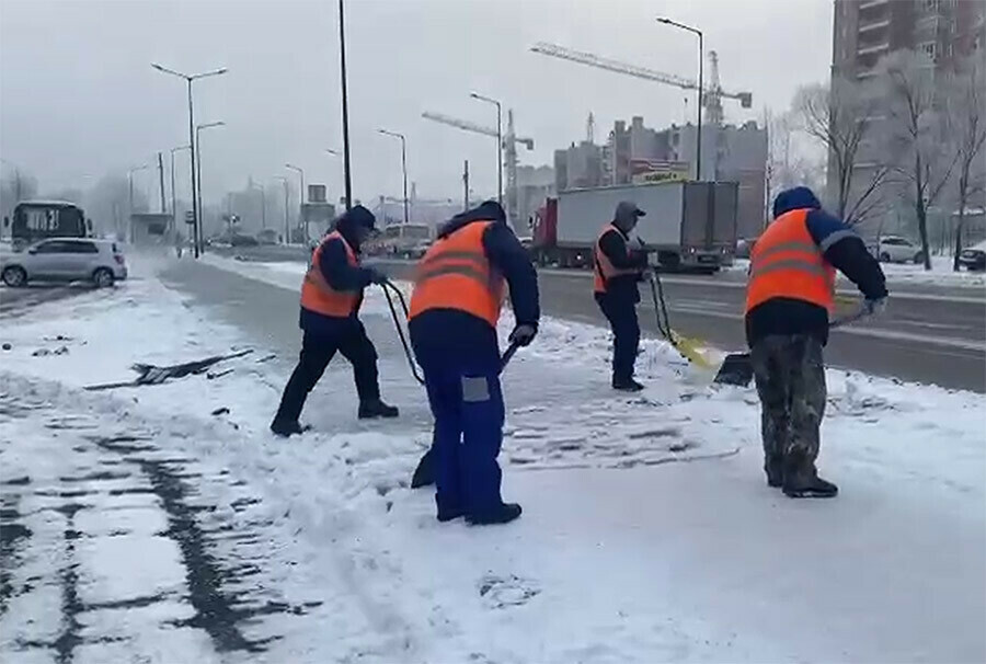 50 и 17 рабочие и спецтехника без устали чистят Благовещенск от снега и льда