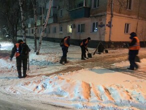 Пока не выпал новый Благовещенск продолжают очищать от снега