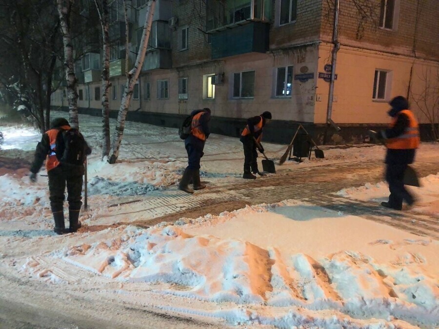 Пока не выпал новый Благовещенск продолжают очищать от снега