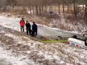 Около 10 человек спасали пассажиров машины которая перевернулась и скатилась в кювет видео