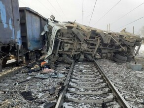 На участке БАМа столкнулись поезд и грузовик Погиб водитель 