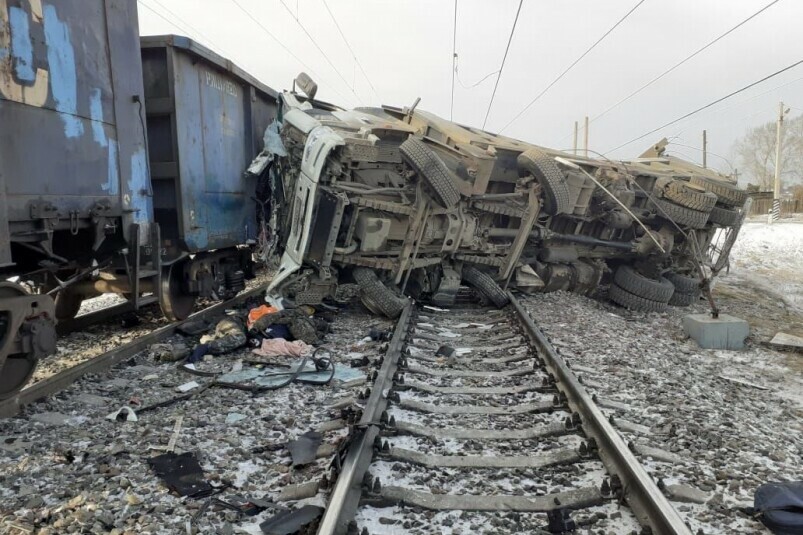 На участке БАМа столкнулись поезд и грузовик Погиб водитель 