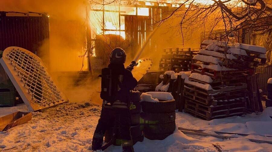 Пожар на цветочном складе в центре Москвы тушили девять часов Шесть человек погибли