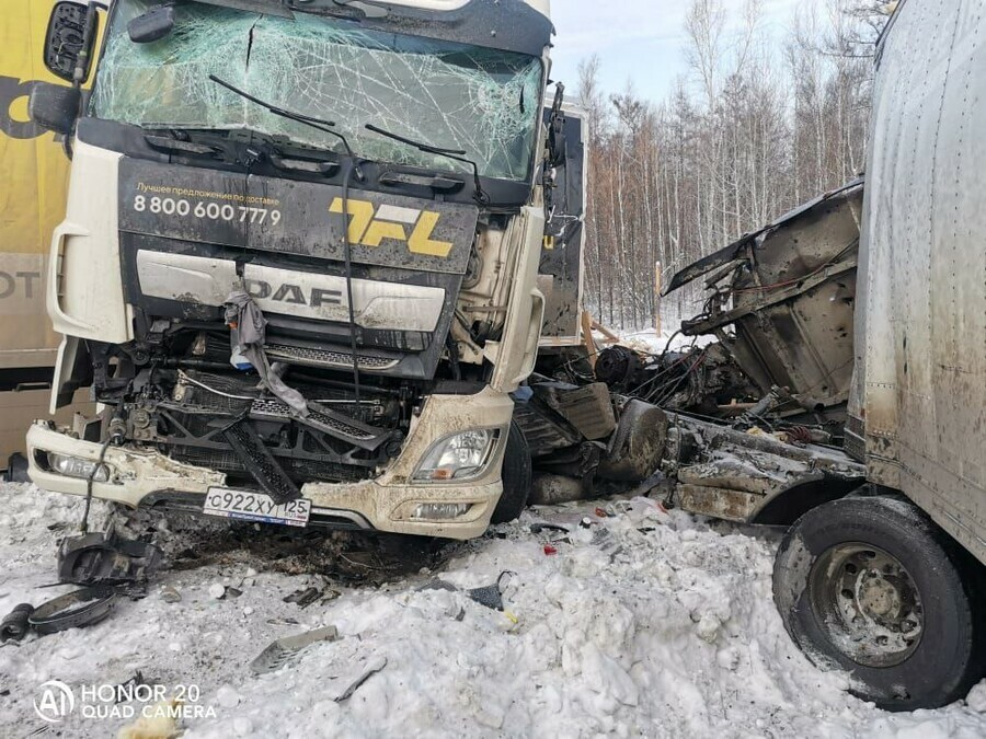 Кабину буквально разворотило в Приамурье погиб водитель грузовика