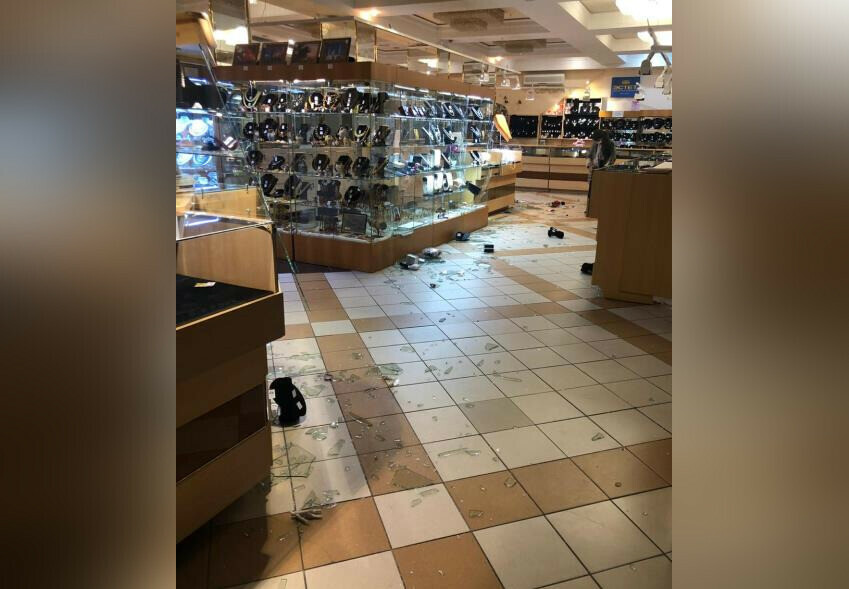 В Хабаровске 17летний и 20летний юноши совершили дерзкое нападение на ювелирный магазин фото