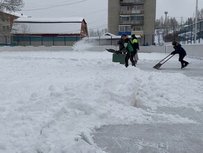 На тренировки сил не остается в Сковородине маленькие хоккеисты вынуждены часами счищать снег с катка