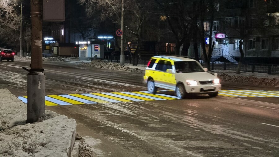 В Благовещенске появился первый проекционный пешеходный переход фото видео