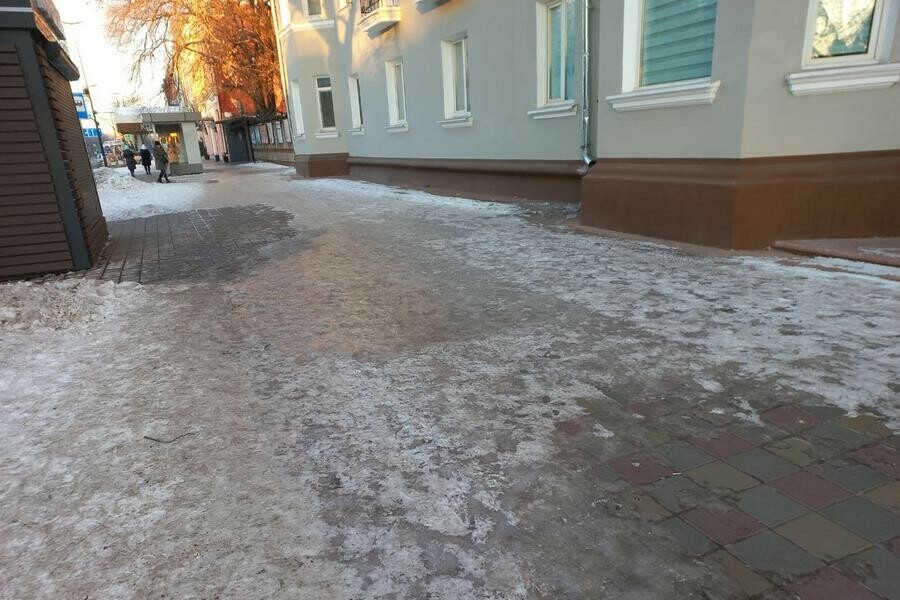 Благовещенские пешеходы жалуются на оставшуюся после снегопадов наледь на дорогах и тротуарах фото 
