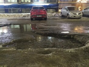 В центре Благовещенска на проезжей части образовалась огромная яма заполненная водой