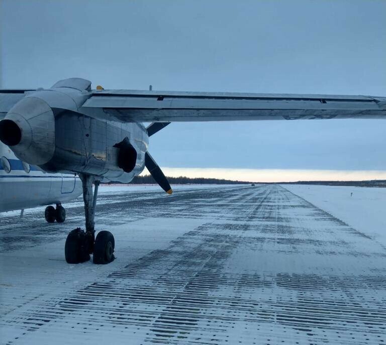 В Хабаровском крае ЧП у самолета при торможении лопнули шасси