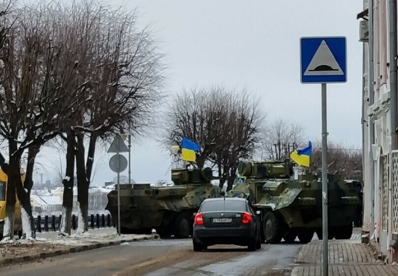 В Твери жители озадачены появлением в городе техники с флагами Украины Им сказали это съемки фильма