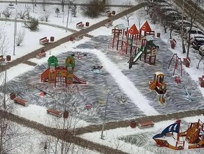 В Москве дворник превратил детскую площадку в картину Ван Гога