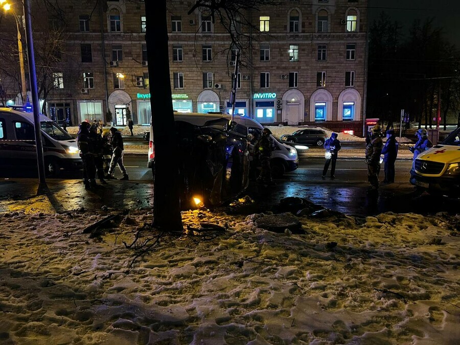 В Москве машина выехала на тротуар и сбила пешеходов