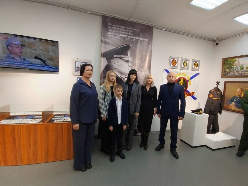 В Благовещенске открылась выставка в память о погибшем в ходе СВО Алексее Шарове Что о нем рассказывают близкие фото