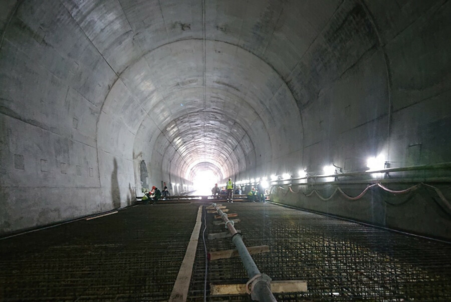 Строители забетонировали половину сводов и стен нового Керакского тоннеля на Транссибе