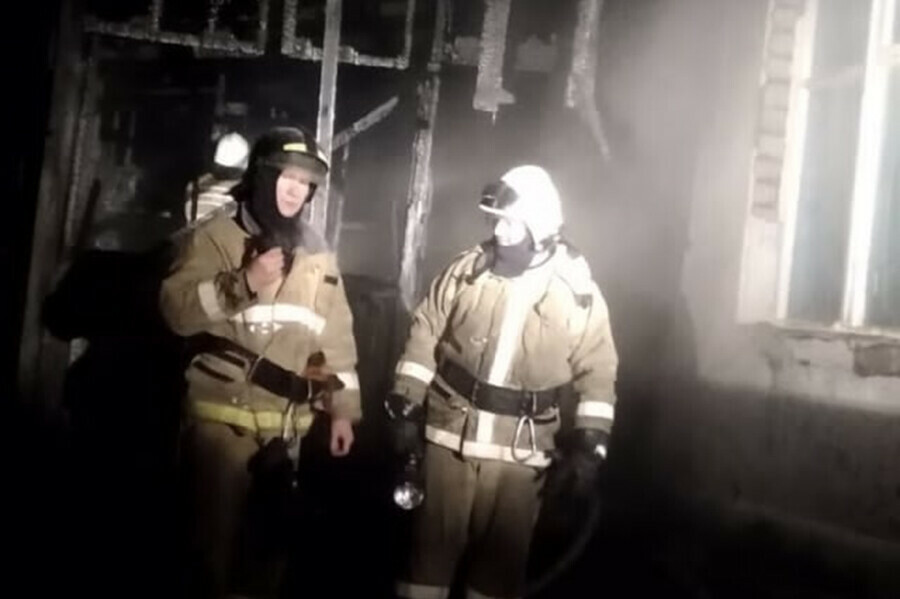 В Архаре пожарные спасли из огня мать и  троих детей