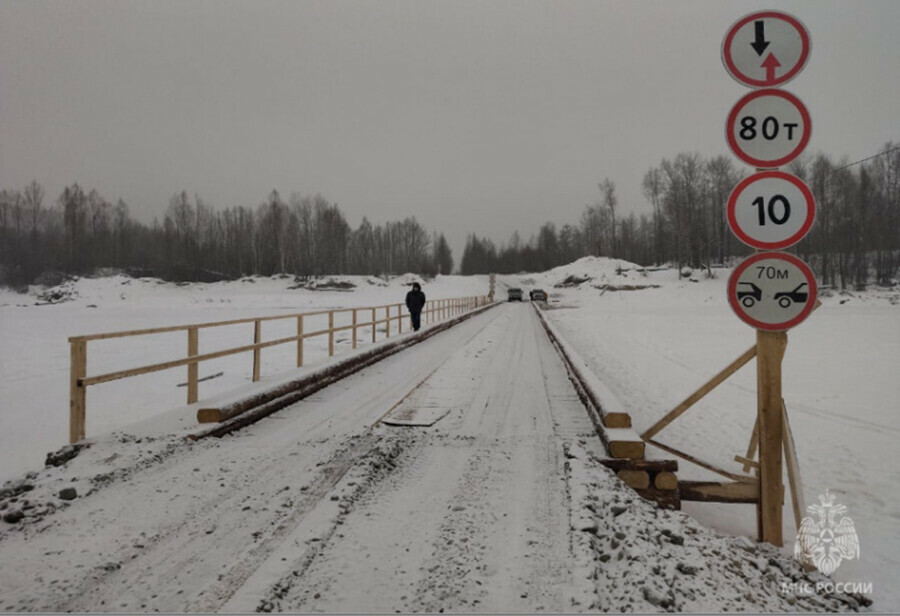 В Амурской области разрешили ездить по льду через реку Селемджу 