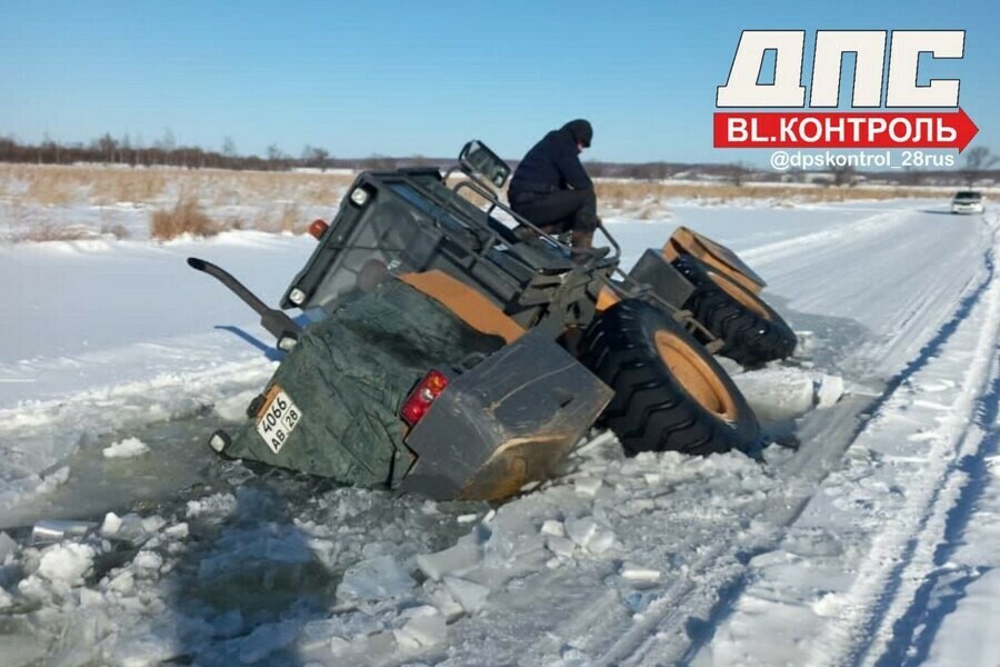 Погрузчик в Приамурье провалился под лед фото