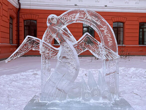Красивые ледовые скульптуры с подтекстом устанавливают к Новому году около БГПУ в Благовещенске фото