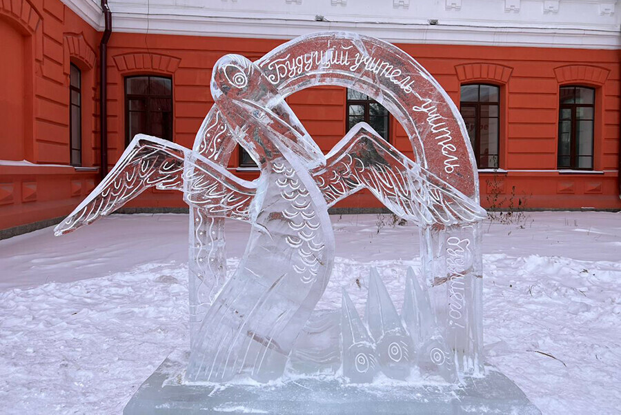 Красивые ледовые скульптуры с подтекстом устанавливают к Новому году около БГПУ в Благовещенске фото