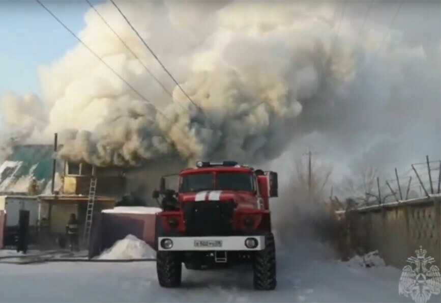 В двухэтажном жилом доме в Белогорске полыхал огонь видео
