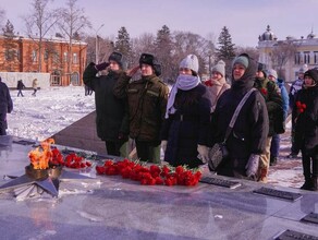 В День Неизвестного Солдата в Благовещенске возложили цветы к памятнику фото 