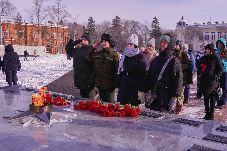 В День Неизвестного Солдата в Благовещенске возложили цветы к памятнику фото 