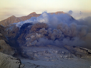 На Камчатке у подножия извергающегося вулкана Шивелуч на глазах растет новый