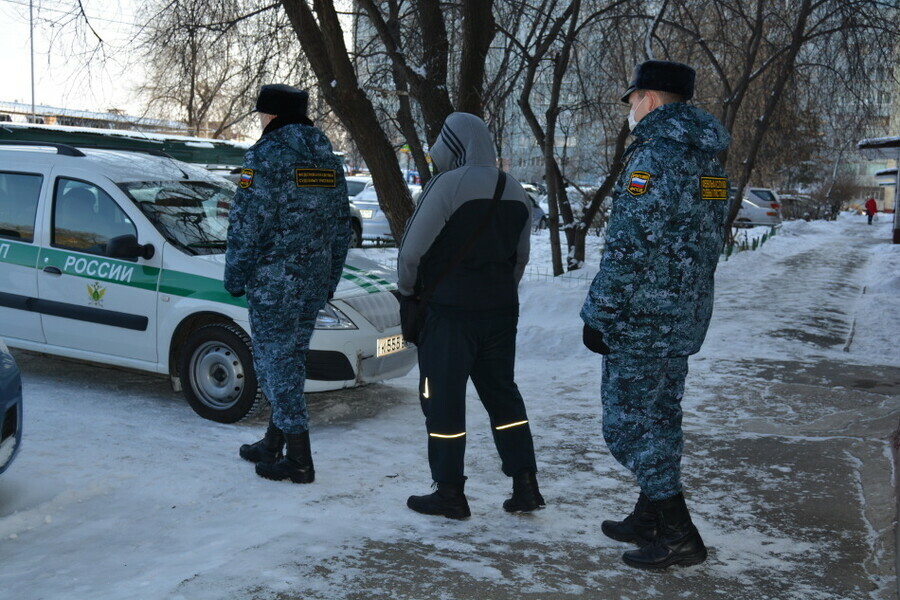 В Приамурье алиментщика обязали поработать на благоустройстве села чтобы не забывал о долге отца  