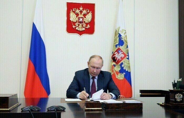 Путин подписал законы о запрете пропаганды ЛГБТ и педофилии Перечень и суммы штрафов