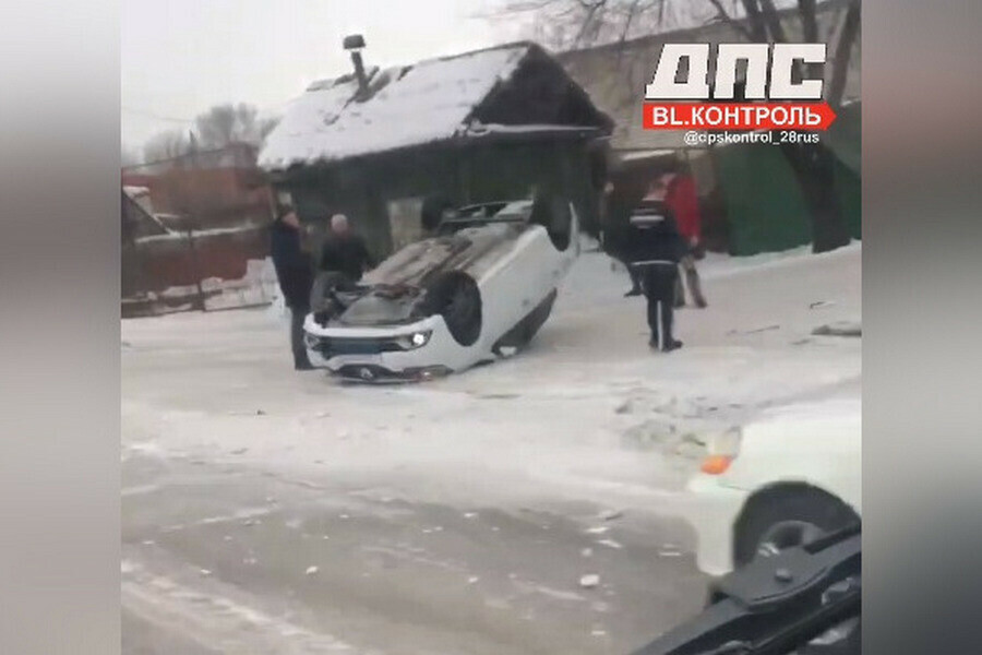 В Благовещенске увидели автомобиль лежащий на крыше видео