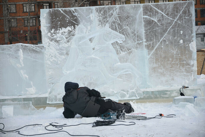 В Свободном начали установку ледовых скульптур на питерскую тему Как идут работы фото 