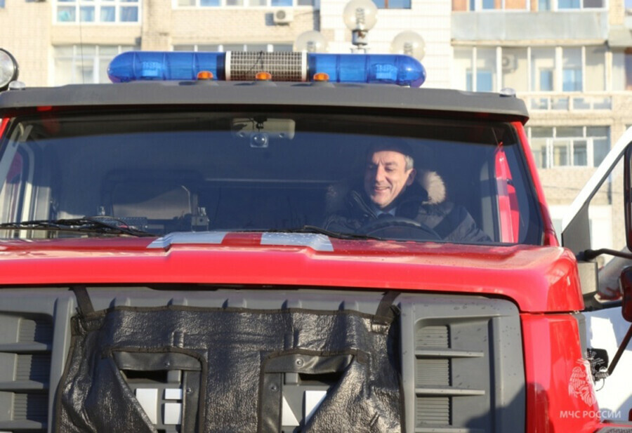 Новую технику для Амурского МЧС освятил иеромонах А губернатор сел за руль спецавтомобиля фото