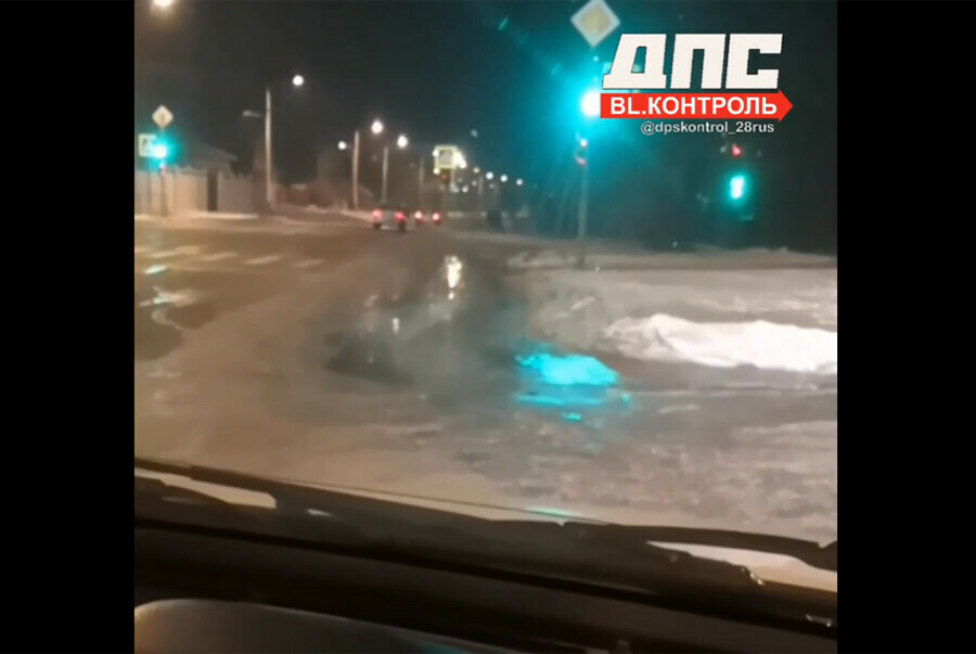 Соцсети на улице Батарейной в Благовещенске авария  вода пошла на дорогу видео