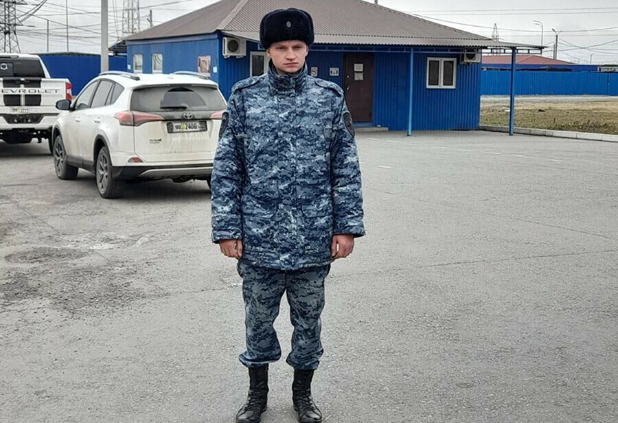 Амурский полицейский в Северной Осетии помог водителю грузовика потушить пламя в КамАЗе  фото