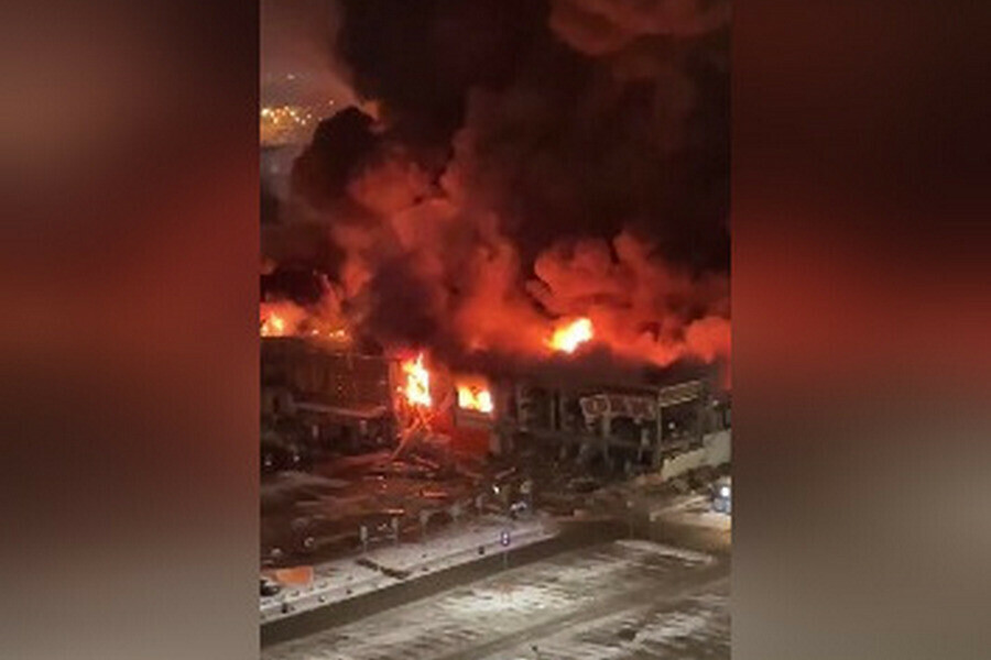 Крупный пожар полыхал в торговом центре Подмосковья Погиб работник фото видео
