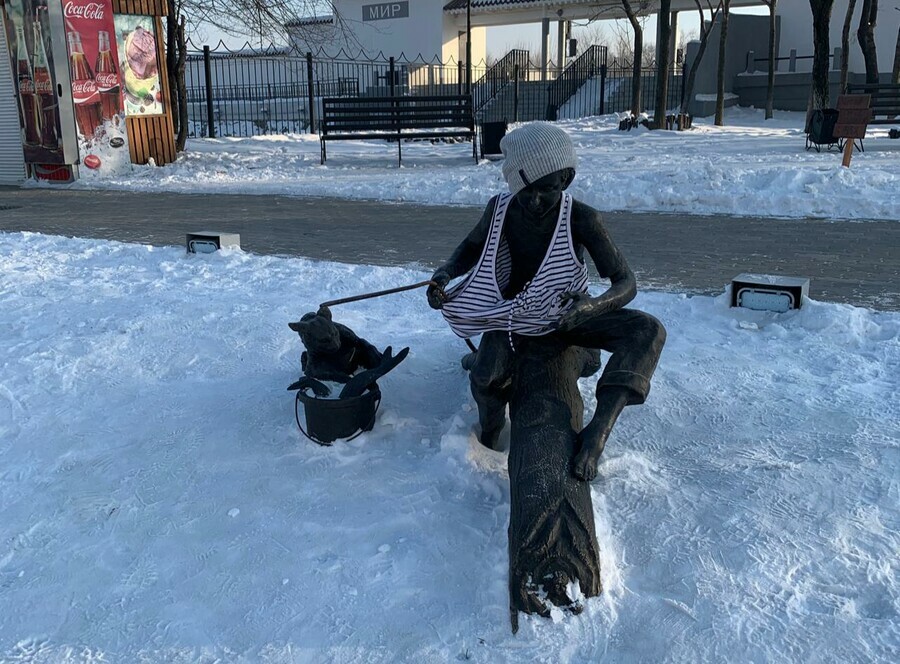 В парке Дружбы Благовещенска приодели мальчикарыбака фото