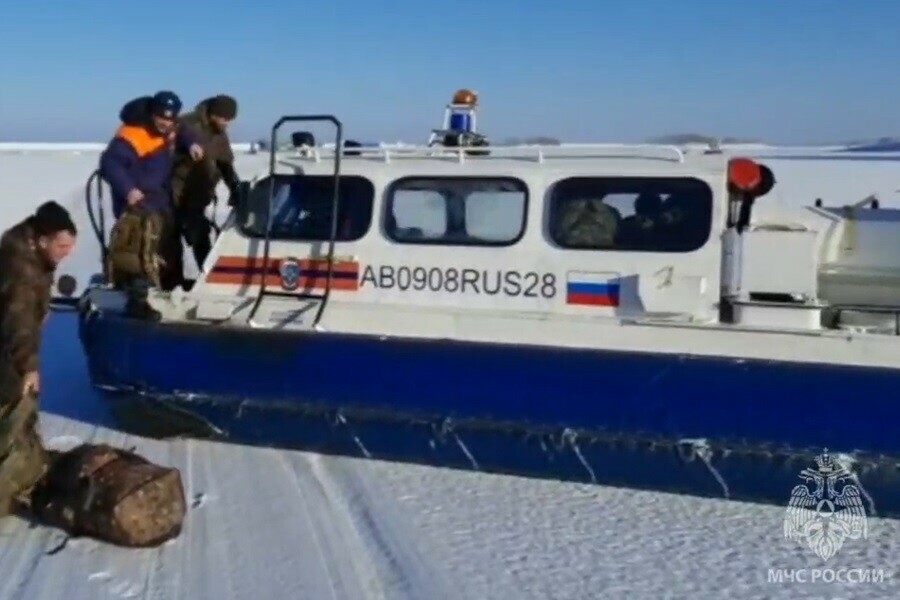 Без связи и дороги в Бурейском районе спасатели эвакуировали группу из 9 человек видео