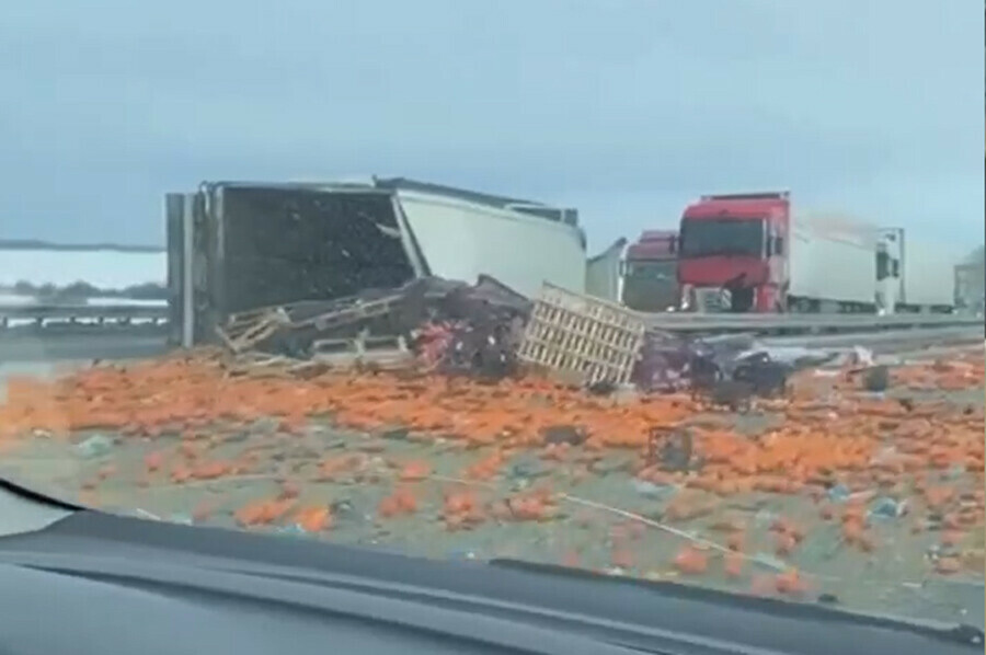 Ёмоё столько мандаринов сотни плодов усеяли всю трассу изза ДТП видео