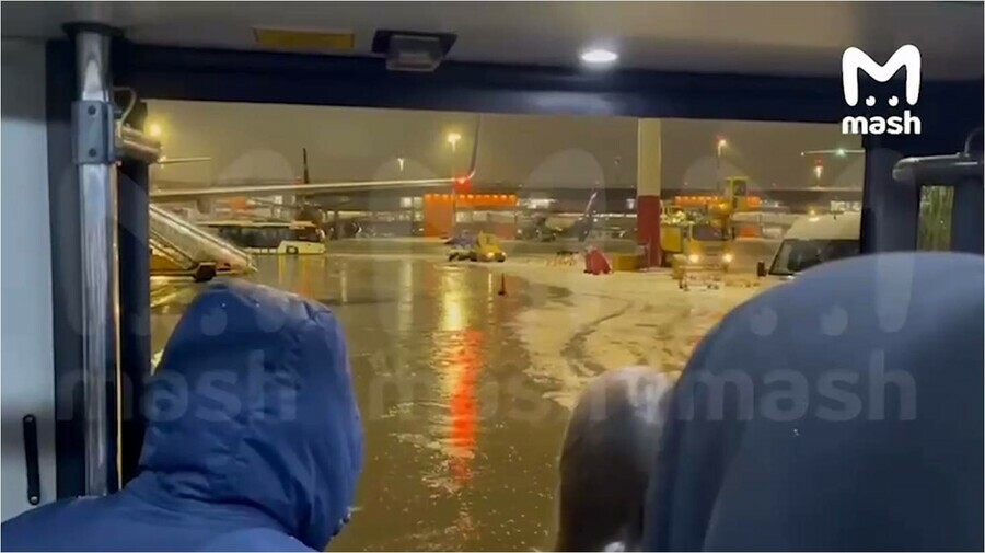 На Москву обрушился зимний тропический ливень В аэропортах затоплены взлетнопосадочные полосы