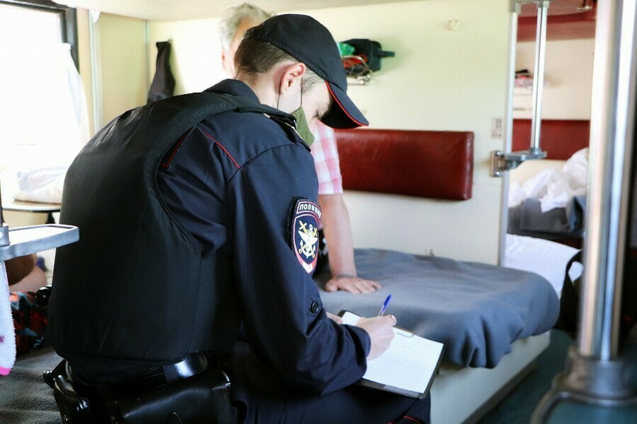 Пассажир поезда чайной ложкой попытался решить спор в Забайкалье 