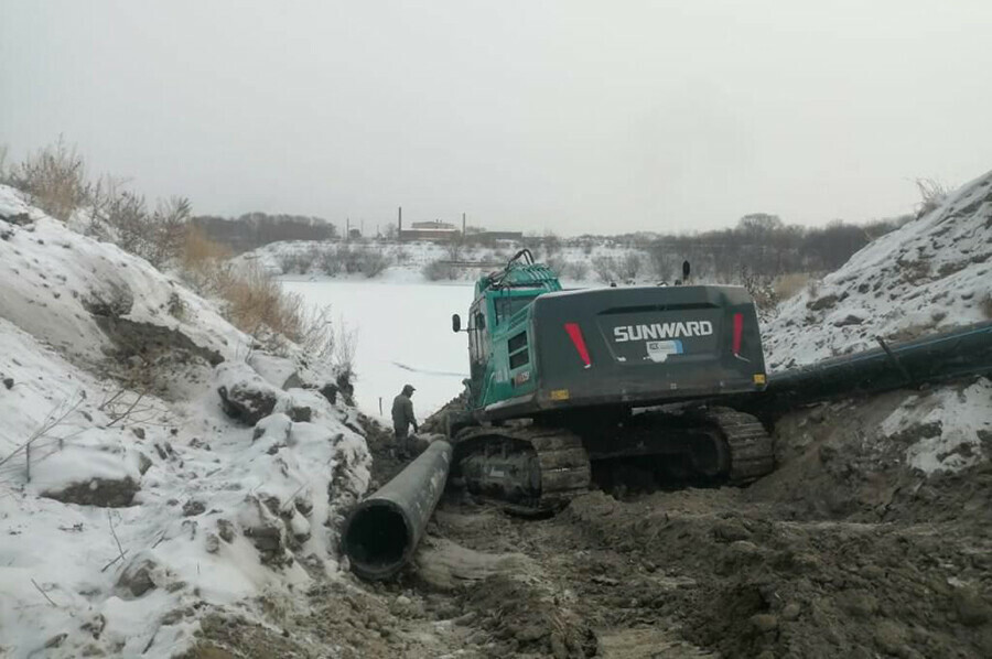 В Благовещенске под водой заменили ветхие трубы напорного коллектора