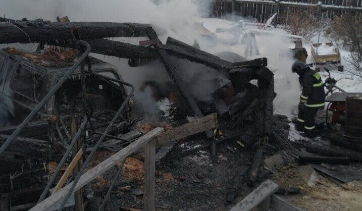 В одном из сел Амурской области дотла сгорел гараж в котором был автомобиль фото