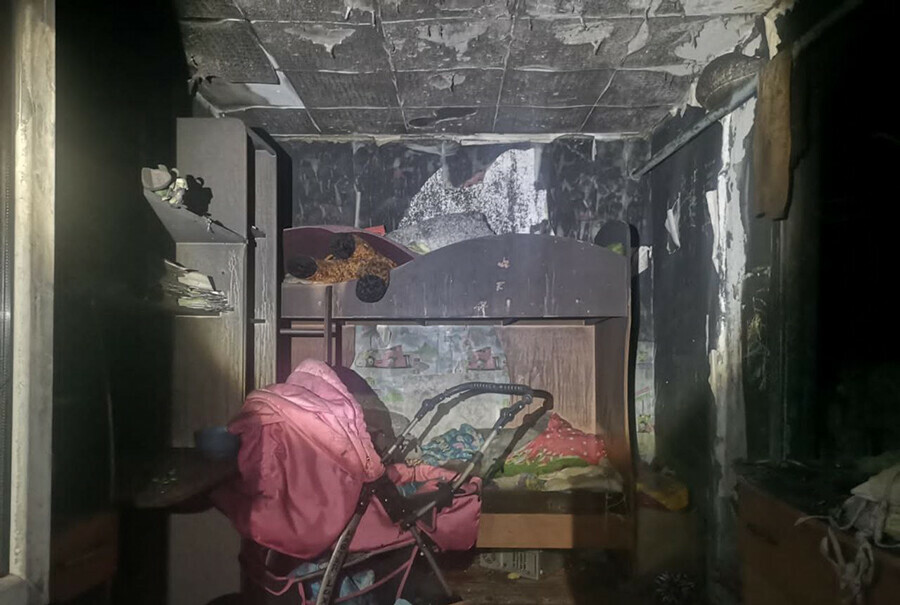 У семьи с тремя маленькими детьми в Серышевском районе сгорел дом фото
