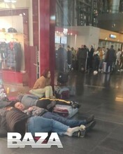 Люди спят на полу по всему аэропорту Сотни туристов застряли во Внуково