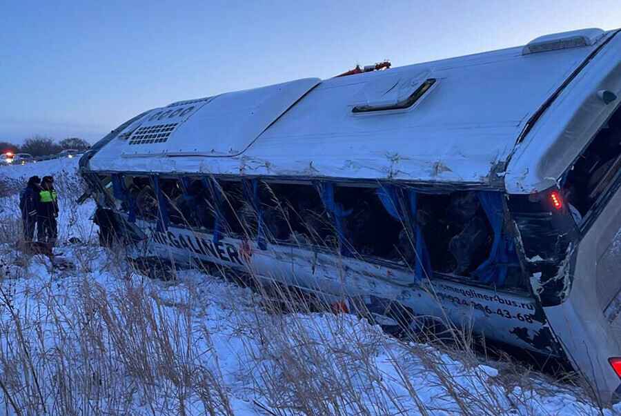 Шесть человек погибли в перевернувшемся автобусе в Хабаровском крае видео