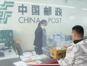В Хэйхэ в магазинах на почте и в банках сотрудники отгородились от посетителей пленкой