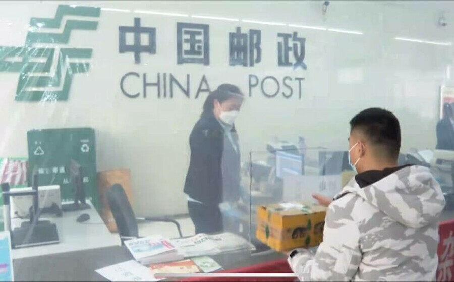 В Хэйхэ в магазинах на почте и в банках сотрудники отгородились от посетителей пленкой