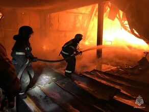 Более 14 часов тушили пожар на складе сладостей во Владивостоке