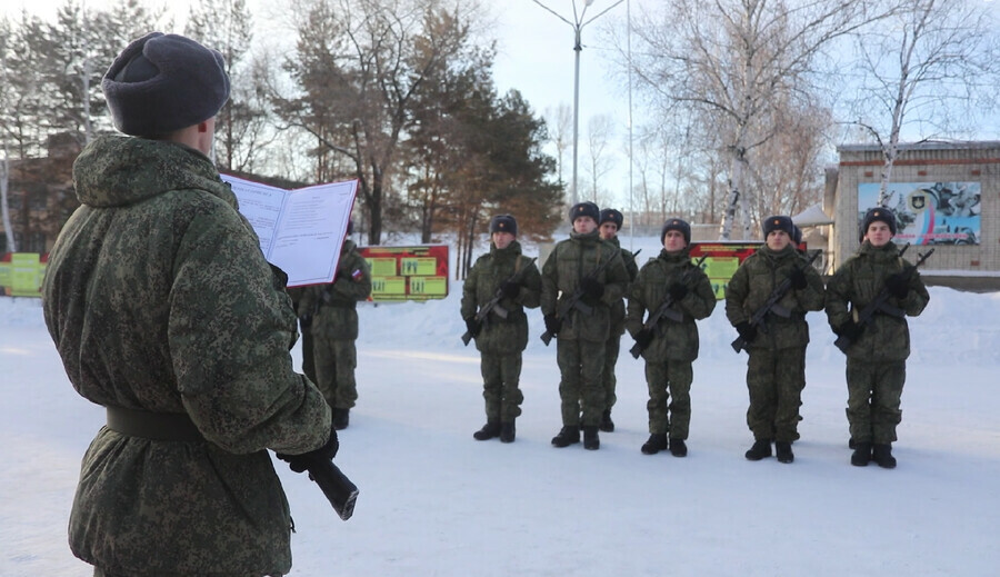 В Белогорске военнослужащие приняли военную присягу видео